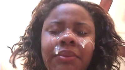 巴西黑人女孩在与大鸡巴肛交后，脸上出现了精液